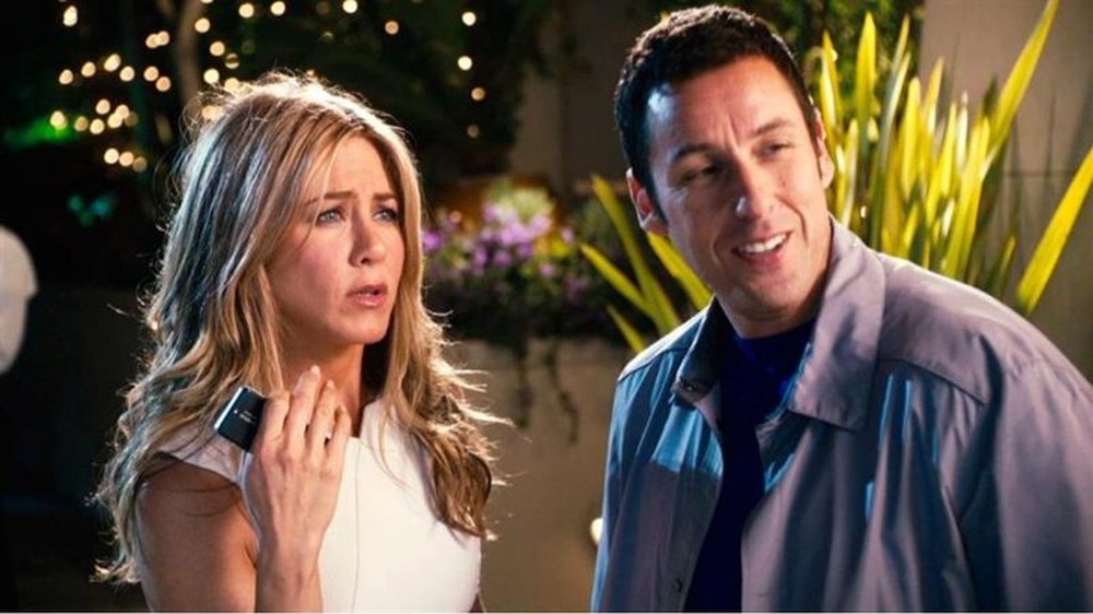 Esposa de Mentirinha é protagonizado pelos atores americanos Jennifer Aniston e Adam Sandler — Foto: Divulgação/IMDb