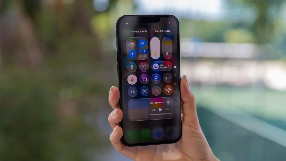 Mão segurando iPhone 17e