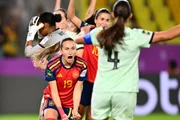 Espanha comemorando o segundo gol, marcado contra pela goleira de Portugal