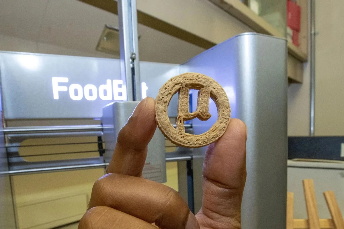 Cientistas usam microrganismos para transformar plástico em biscoito