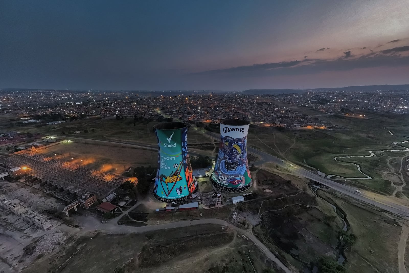 Uma impressionante vista aérea das icônicas Torres Orlando em Joanesburgo ao crepúsculo, destacando o vibrante cenário urbano Agnieszka Taggart/Pexels