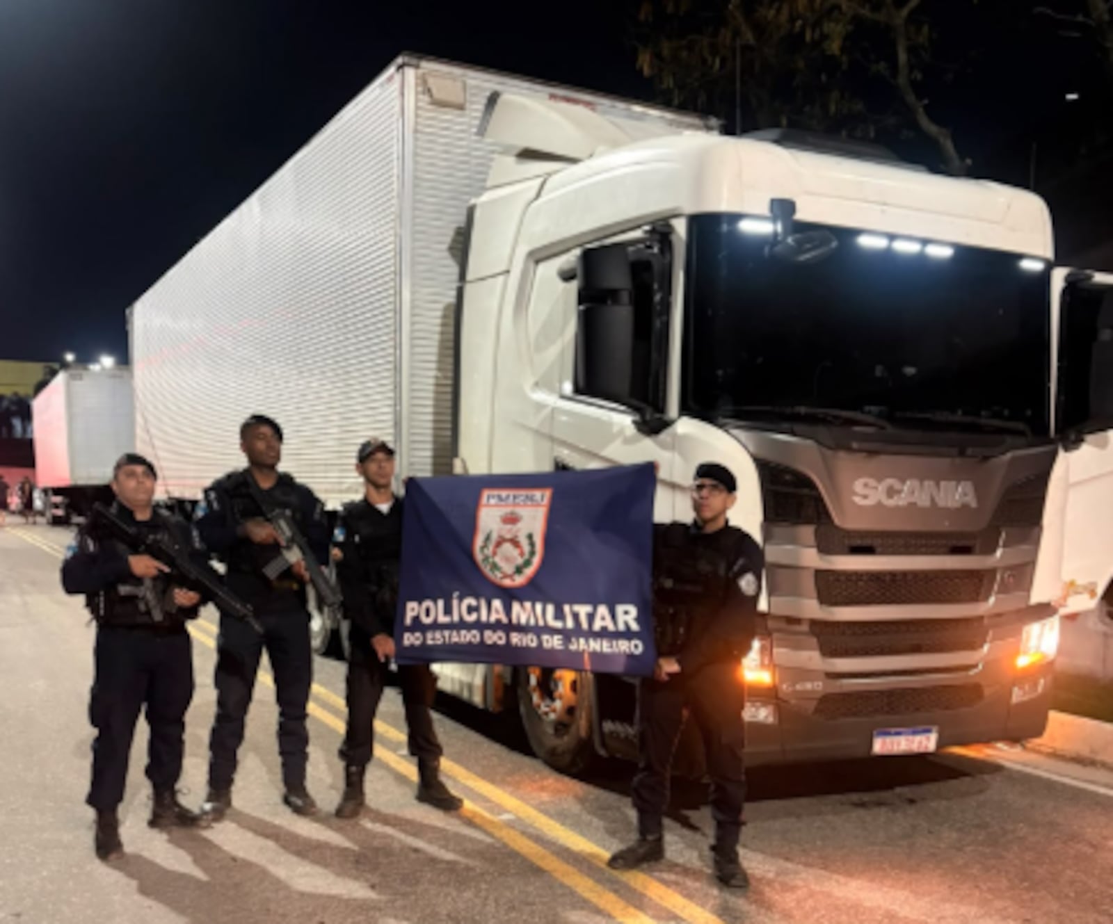 Agentes do 15º BPM recuperaram carreta e carga Reprodução/Polícia Militar