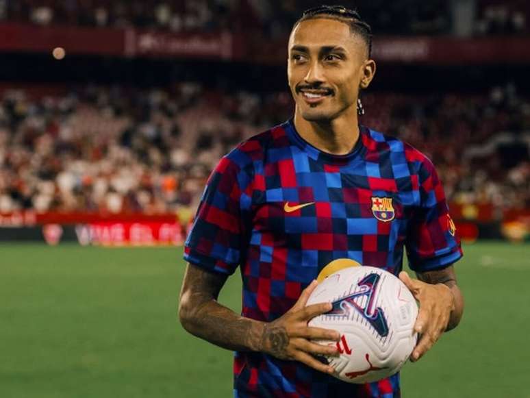 Raphinha "atropela" Messi e fica a um gol de recorde de Cristiano Ronaldo