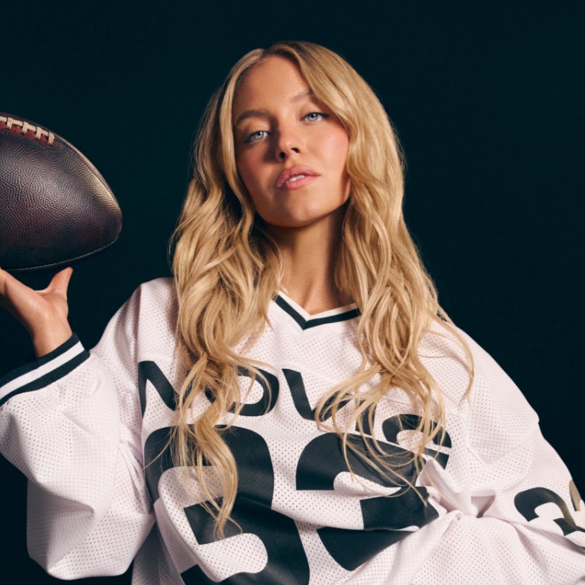 'Uma dupla interpretação em cada fenda': o que, além de tênis quase nu, é o jogo de Sydney Sweeney?