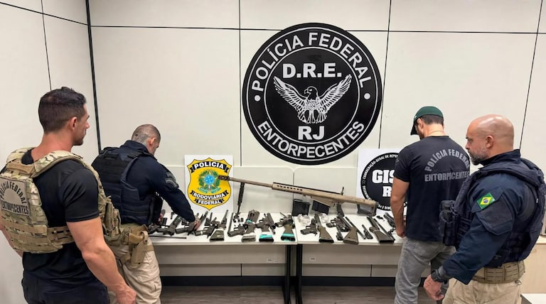 PF apreende 11 fuzis e submetralhadora a caminho do Rio; arsenal iria para facção criminosa