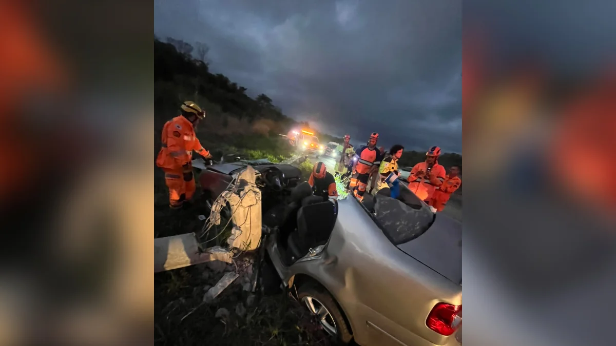 MG: motorista fica ferido após errar curva e bater carro em poste na BR-381