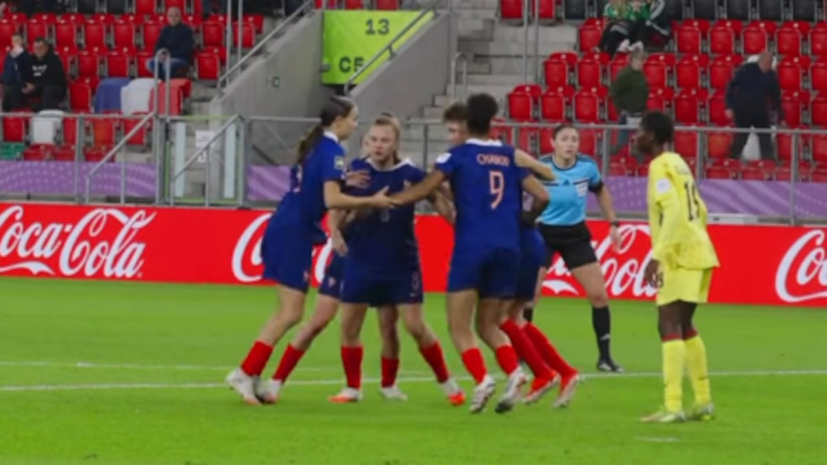 Jogadoras da França fazem ‘ciranda’ e marcam gol inusitado na Copa Feminina Sub-20; veja vídeo