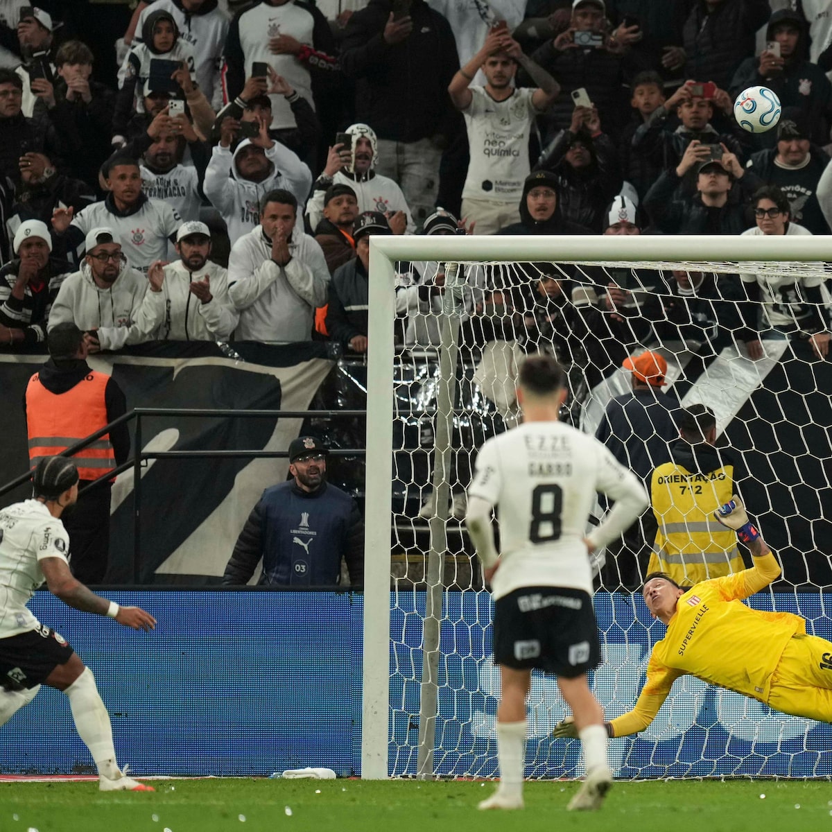 Memphis pede desculpas à torcida do Corinthians por pênalti perdido: ‘Estou de coração partido’