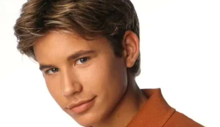 Astro teen dos anos 90 teria chutado policial no estômago durante abordagem e é preso, diz site