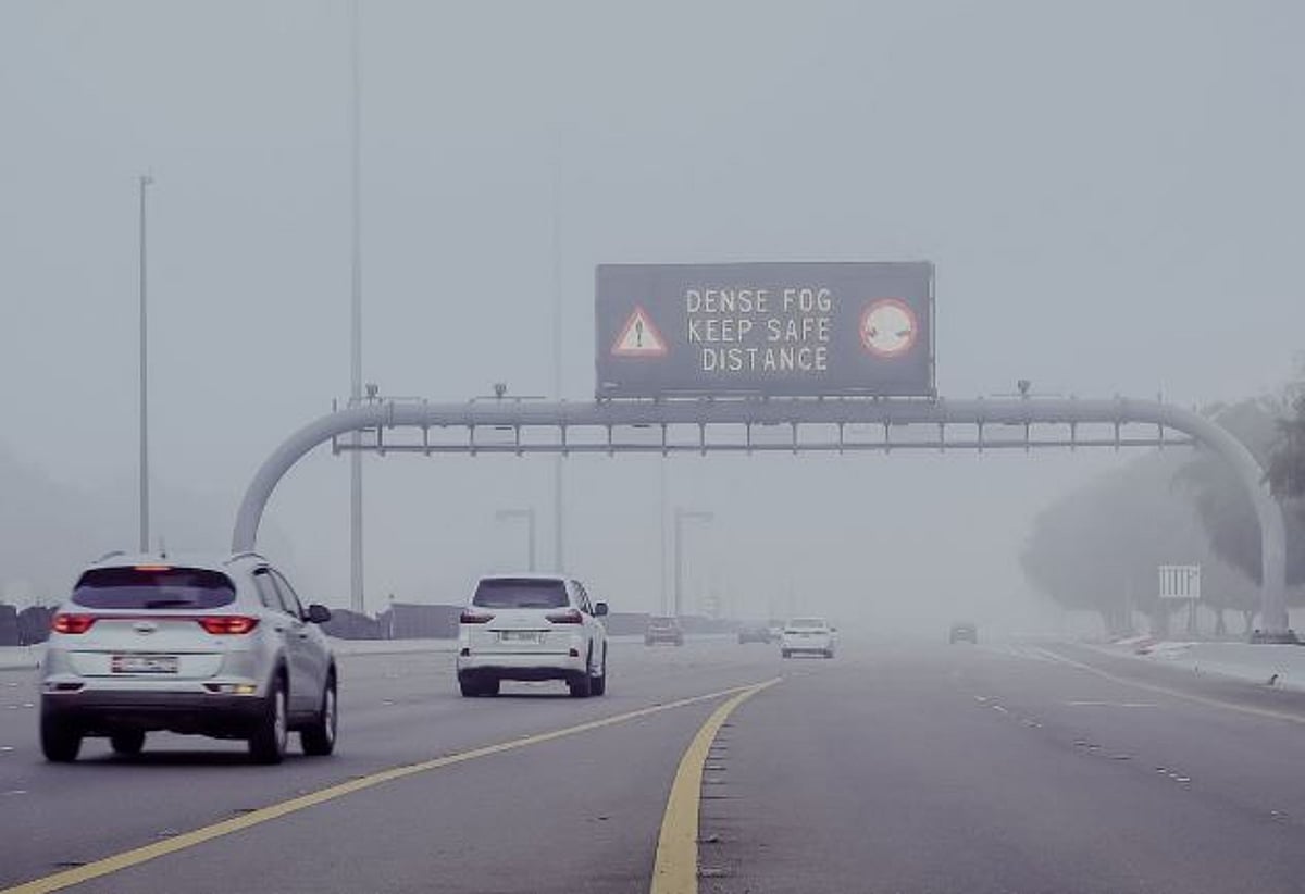 Atualização de tráfego: A neblina matinal interrompe o deslocamento em Abu Dhabi enquanto autoridades alertam motoristas para dirigirem com cautela
