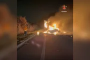 A colisão entre os veículos evoluiu para um incêndio e duas pessoas morreram carbonizadas