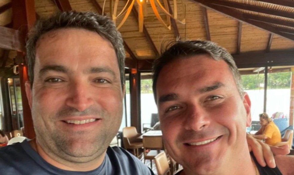 Viagens, safári e imóveis: na mira da PF, relação com advogado investigado na fraude do INSS incomoda campanha de Flávio Bolsonaro
