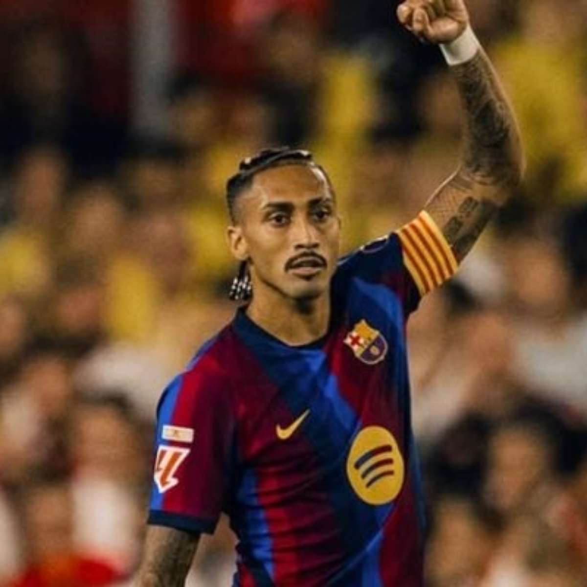 Raphinha "atropela" Messi e fica a um gol de recorde de Cristiano Ronaldo