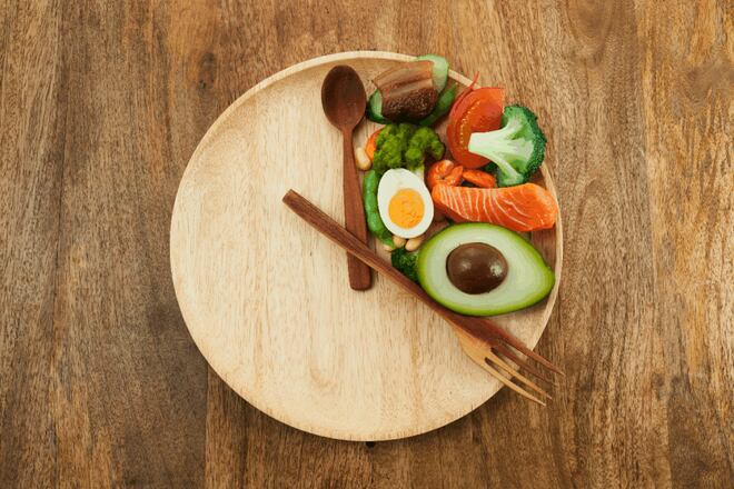 Comer tarde da noite faz mal? Entenda como o horário das refeições pode influenciar glicemia e peso