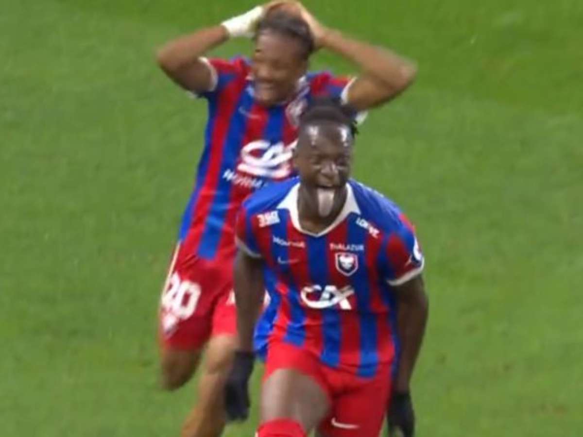 Vídeo: jogador faz dois gols e abaixa o calção para comemorar