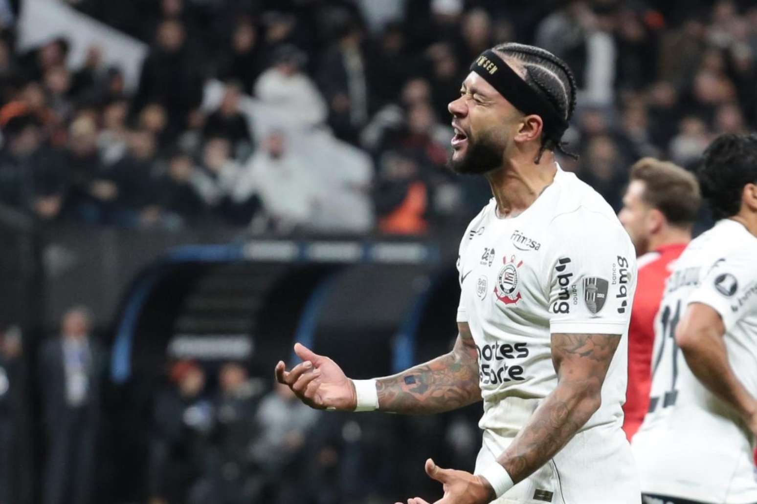 Memphis Depay em jogo contra o Estudiantes.