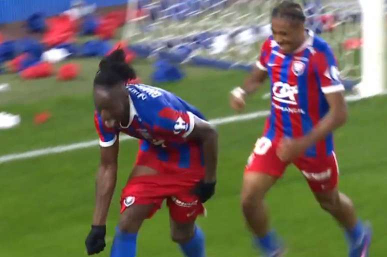 Vídeo: jogador faz dois gols e abaixa o calção para comemorar
