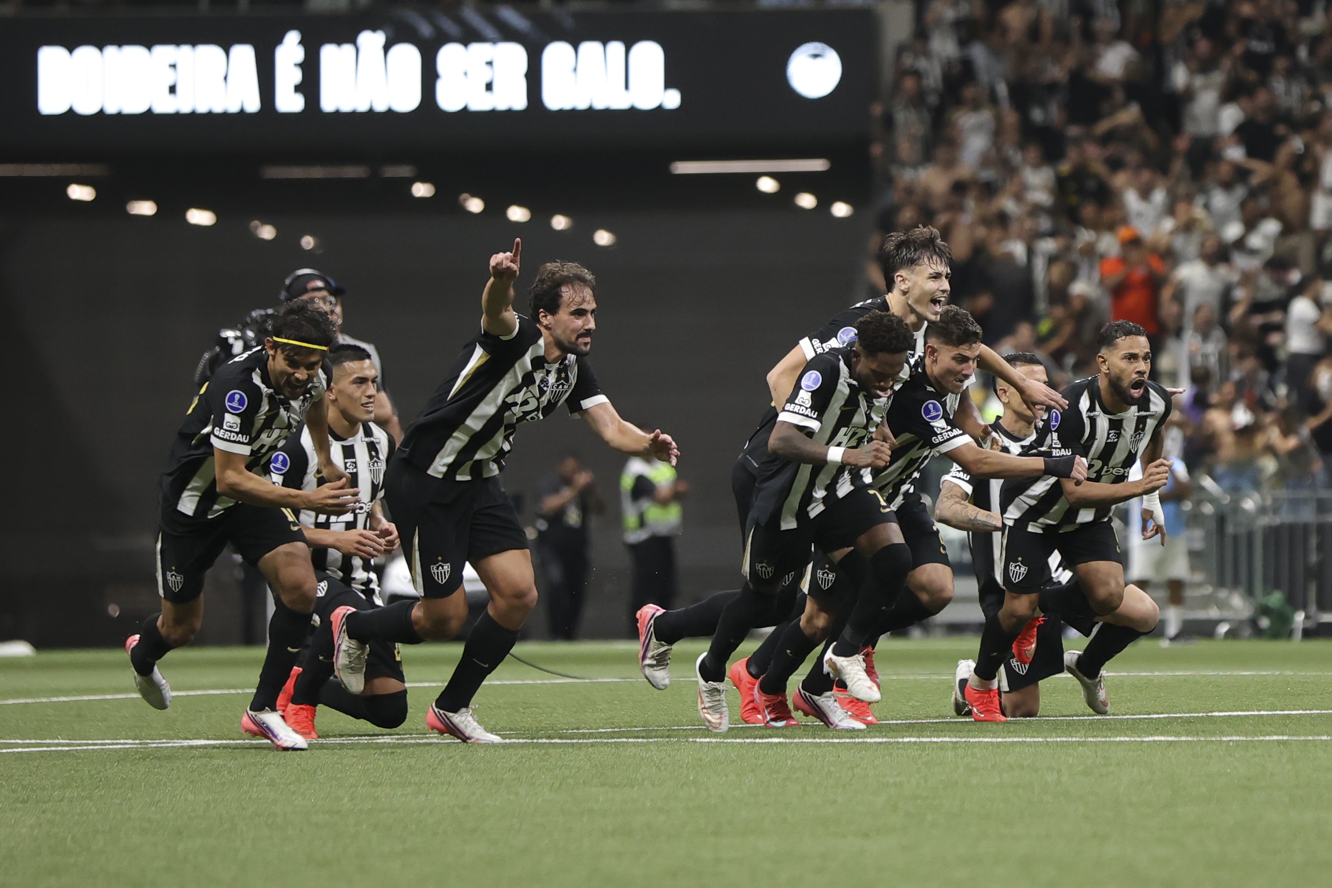 Análise: Atlético-MG relembra "anos de ouro", faz Arena MRV de caldeirão e reforça obsessão