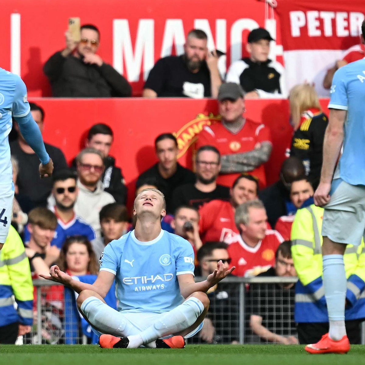 City vence United com um a menos no dérbi de Manchester e mantém 100% na Premier League