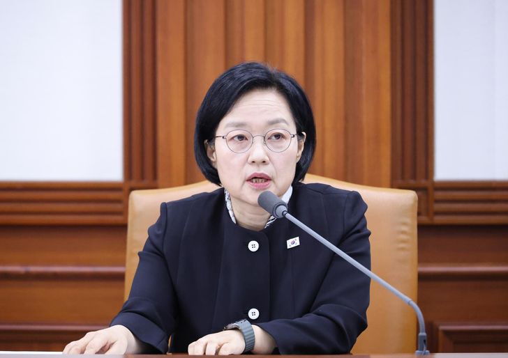 Prime Minister Han Seong-sook speaks during a government policy coordination meeting at the government complex in Seoul, Wednesday. Yonhap