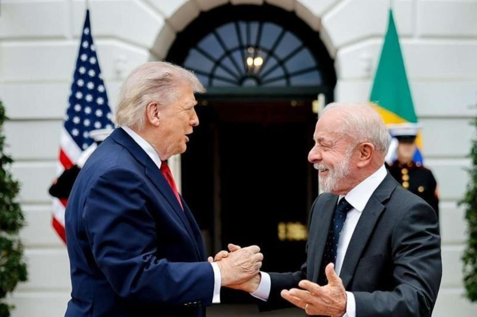 Nos bastidores, o governo Lula vem procurando caminhos alternativos para se aproximar de Donald Trump, diante do entrave atual nas negociações sobre as tarifas americanas