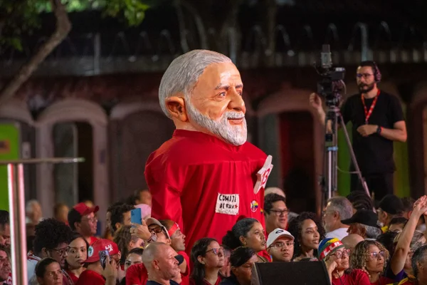 Lula diz que país não comporta político vira-lata que fica de 4 para os EUA