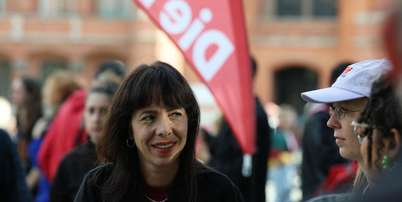 Elif Eralp (&agrave; esq.), principal candidata do partido A Esquerda (Die Linke), em frente &agrave; prefeitura de Berlim em 18 de setembro de 2026. Foto: RFI