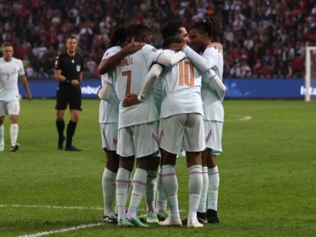 Mbappé marca, sai lesionado e França vence Turquia na estreia de Zidane