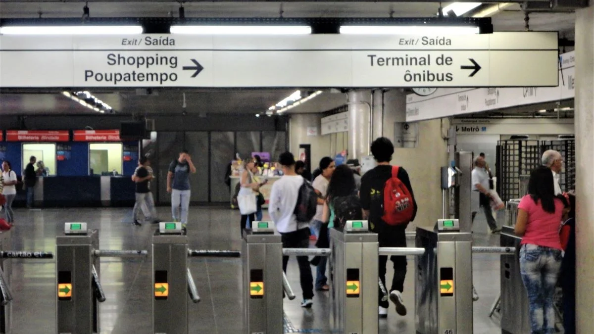 Metrô libera pagamento por aproximação em todas as catracas de 4 linhas