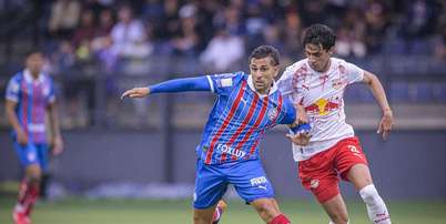 Nicolás Acevedo, do Bahia, disputa lance com Rodriguinho, do Bragantino, pelo Brasileirão. Foto: Anderson Lira/Sports Press Photo/SPP/Alamy Live News