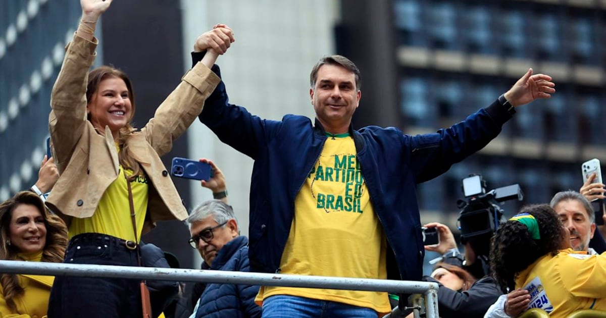 Campanha de Flávio Bolsonaro defende inspiração em Milei; especialistas veem obstáculos