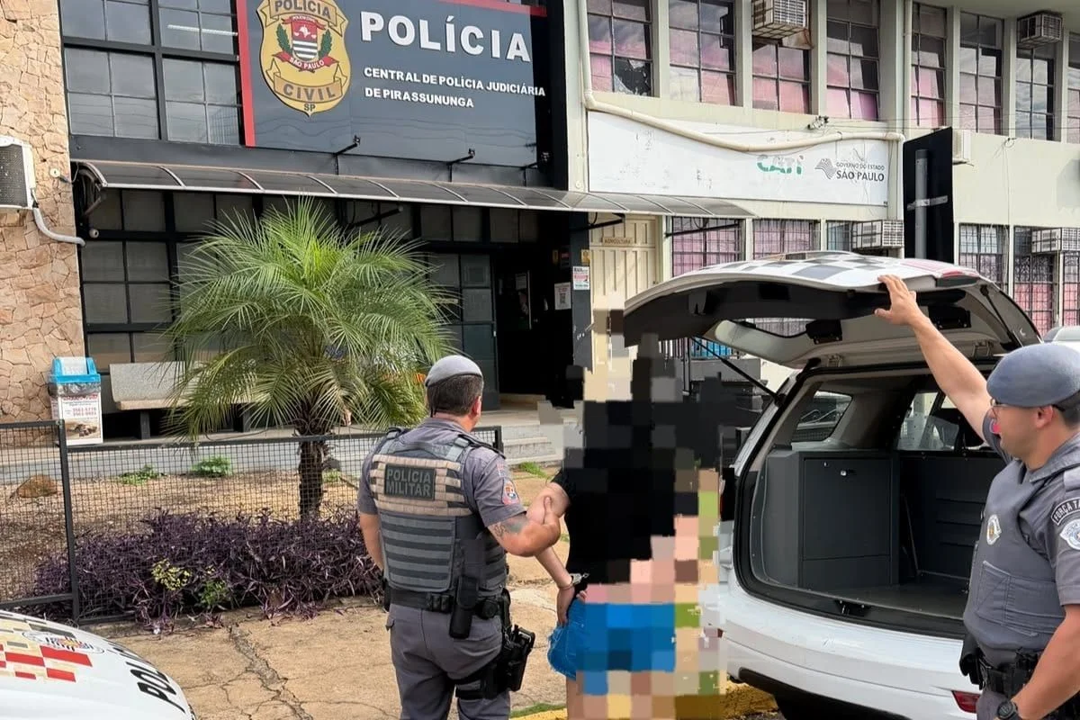 Foto colorida de mulher presa em frente à Delegacia de Pirassununga, interior de São Paulo.