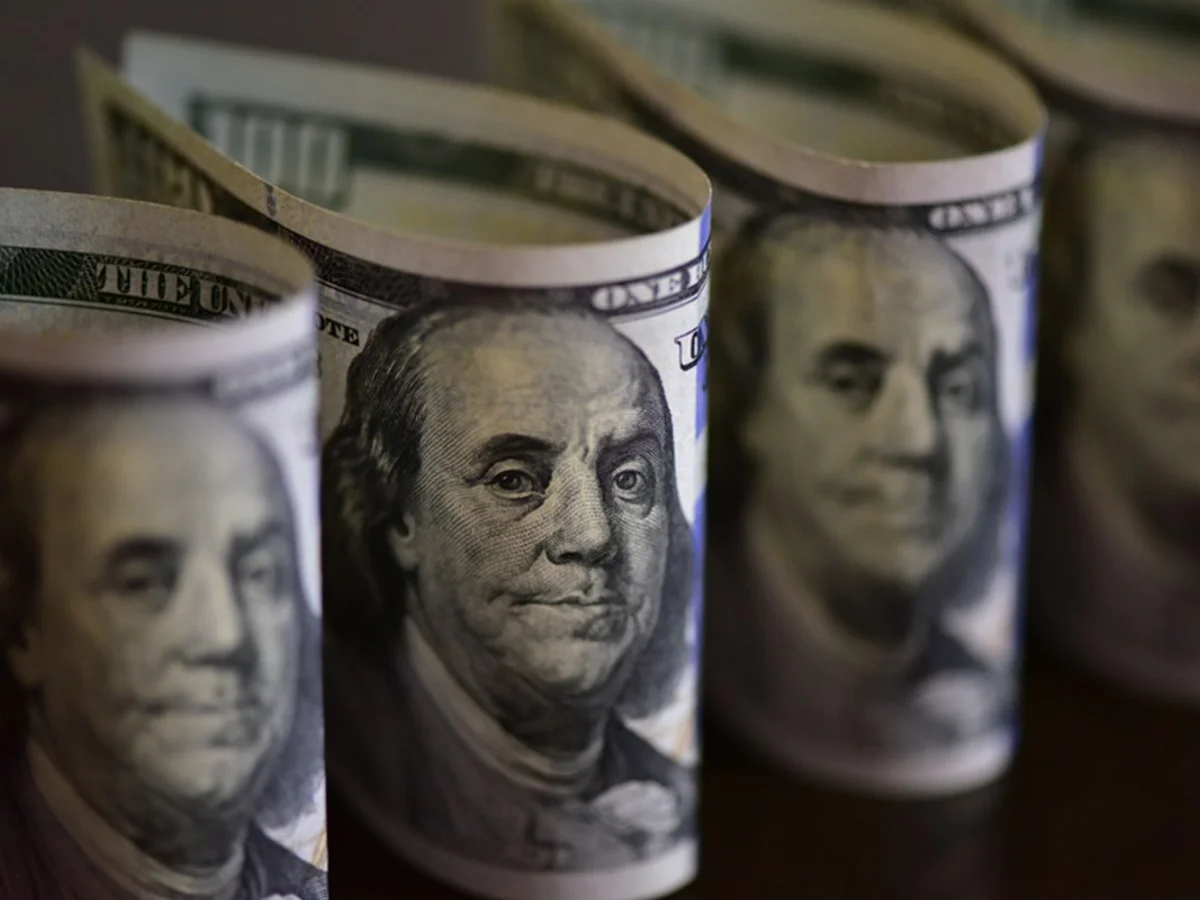 Dólar sobe e Bolsa cai com alta do petróleo, juros nos EUA e crise no STF