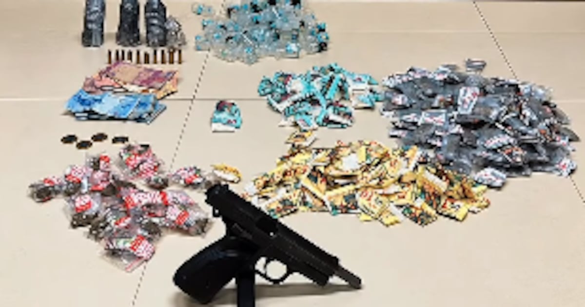 Cinco criminosos são presos com arma, explosivos e drogas em van em Jacarepaguá, no Rio