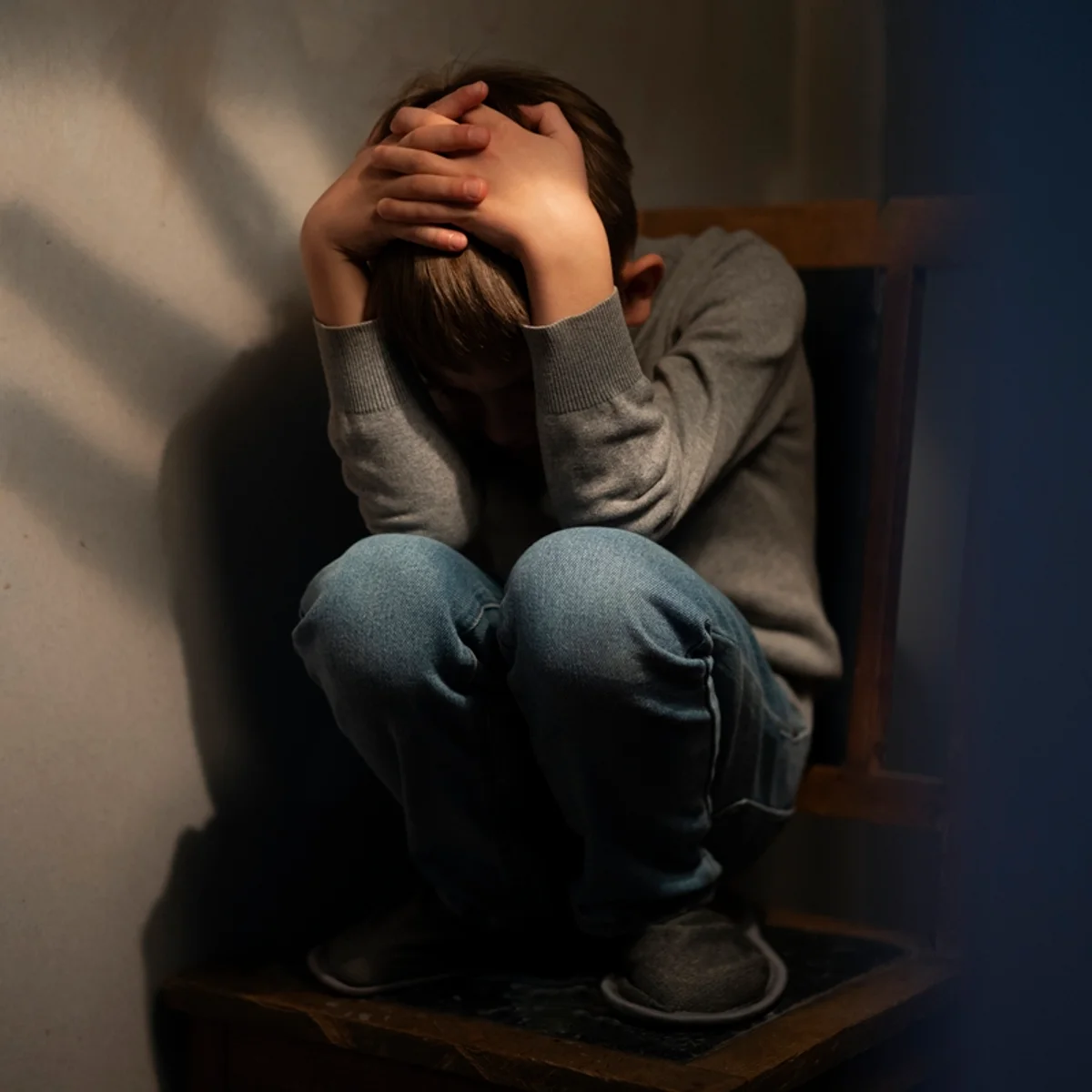 Homem pega 5 meses de detenção por agredir e explorar filho de 11 anos