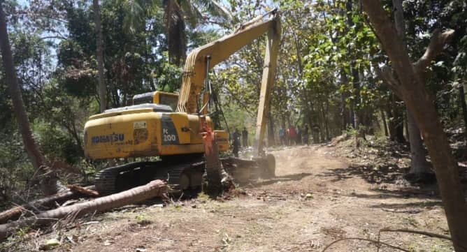 O chefe do Aldeia de Bibileo conclui a construção da estrada de terra.