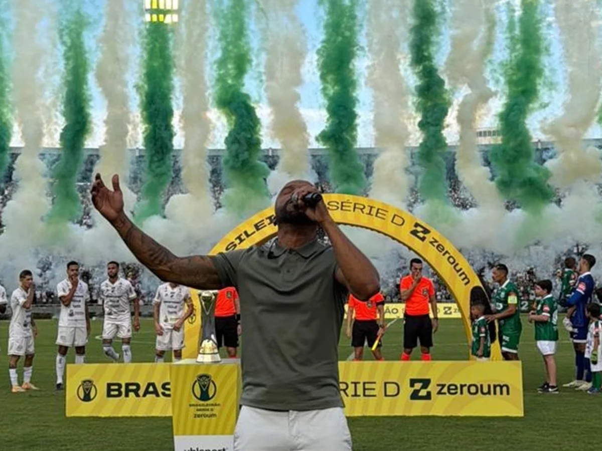 Série D ZeroUm: Alexandre Pires se emociona ao cantar hino nacional