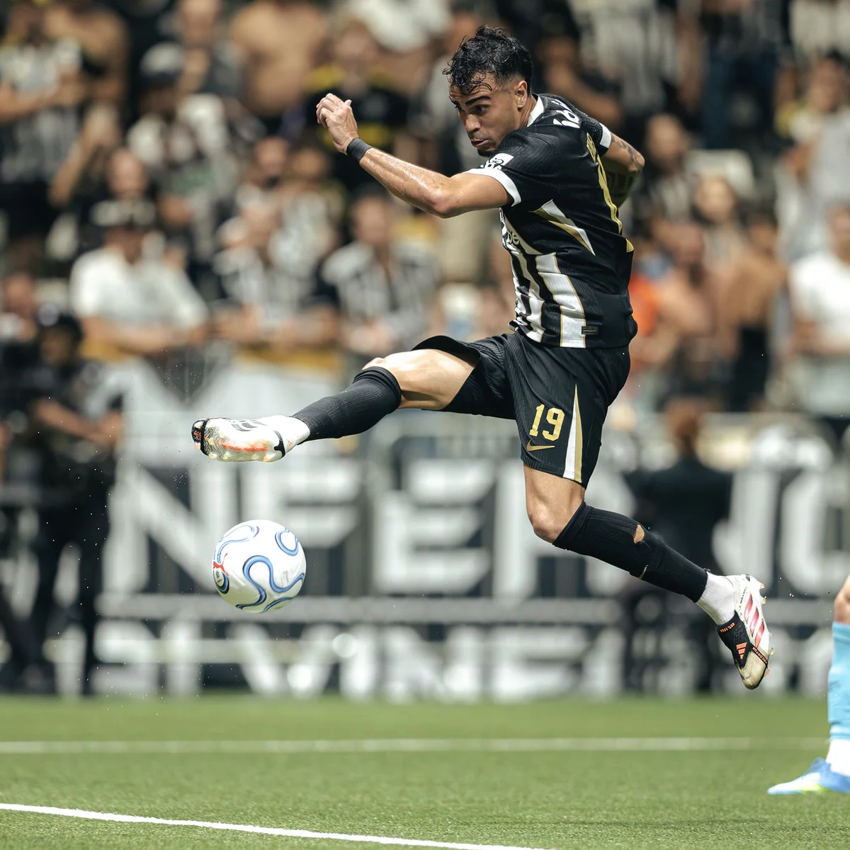 Delfim pega 3 pênaltis, Atlético-MG vence Santos e avança na Sul-Americana
