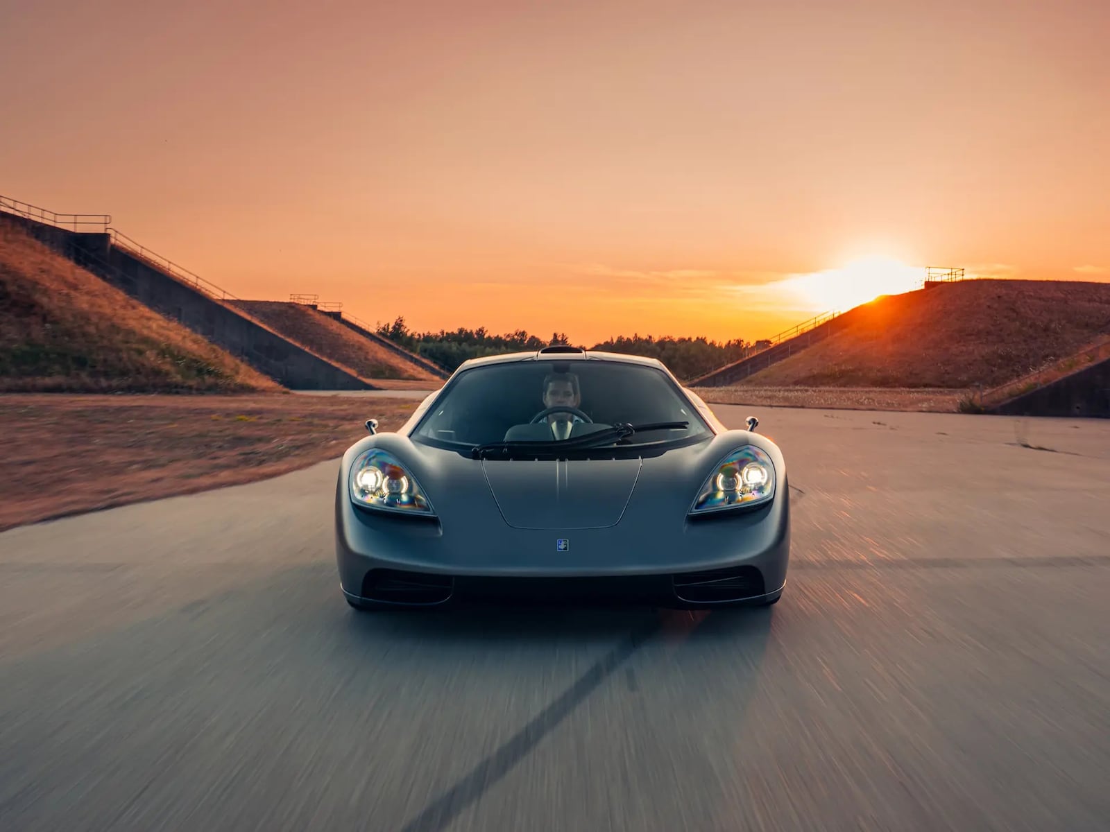 Motorista fica sozinho na frente no T.50 à venda no leilão londrino Alex Penfold/Cortesia da RM Sotheby's