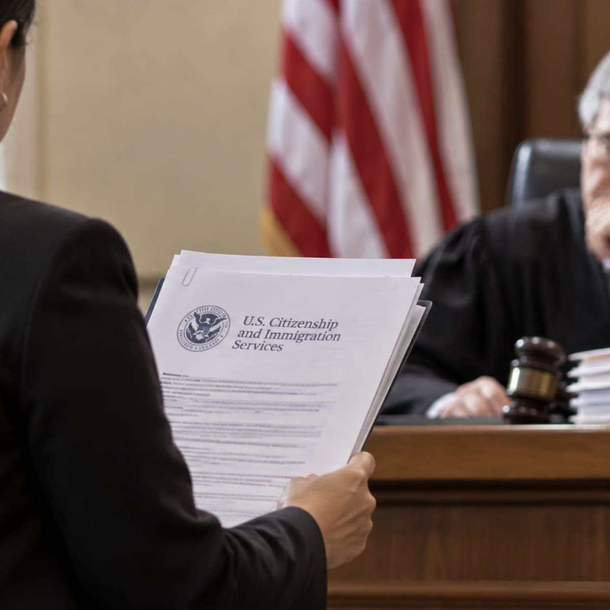 Apelar la decisión de un juez de inmigración mediante el formulario EOIR-26 costará US$1060