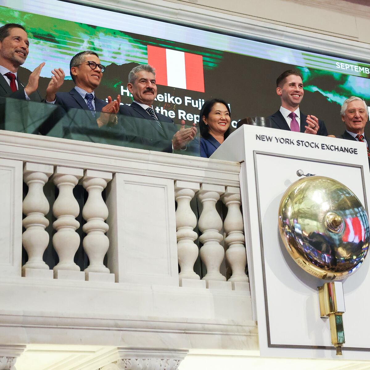 Keiko Fujimori participa no "campanazo" de encerramento da Bolsa de Valores de Nova Iorque
