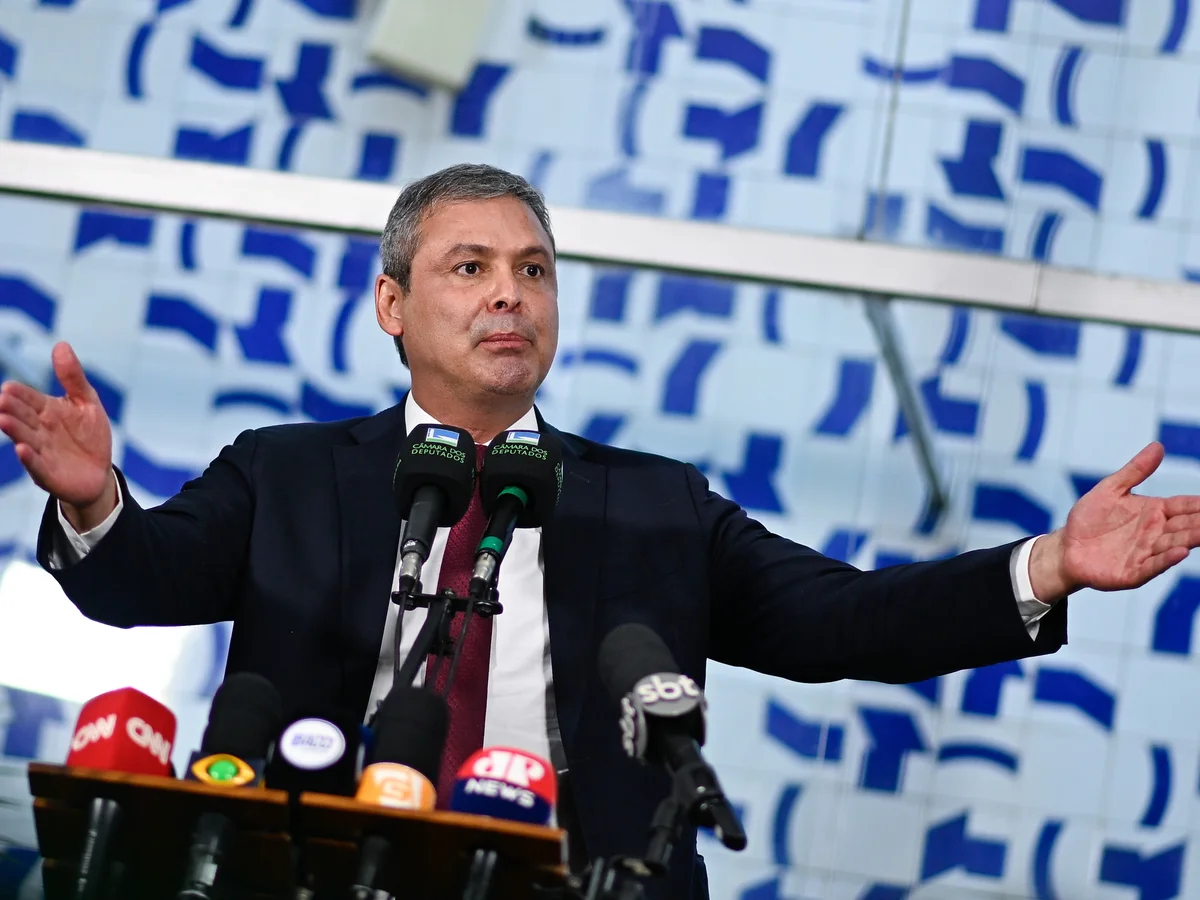 Lindbergh aciona STF por suposta verba estrangeira na campanha de Flávio