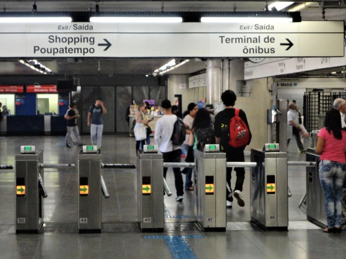 Metrô libera pagamento por aproximação em todas as catracas de 4 linhas