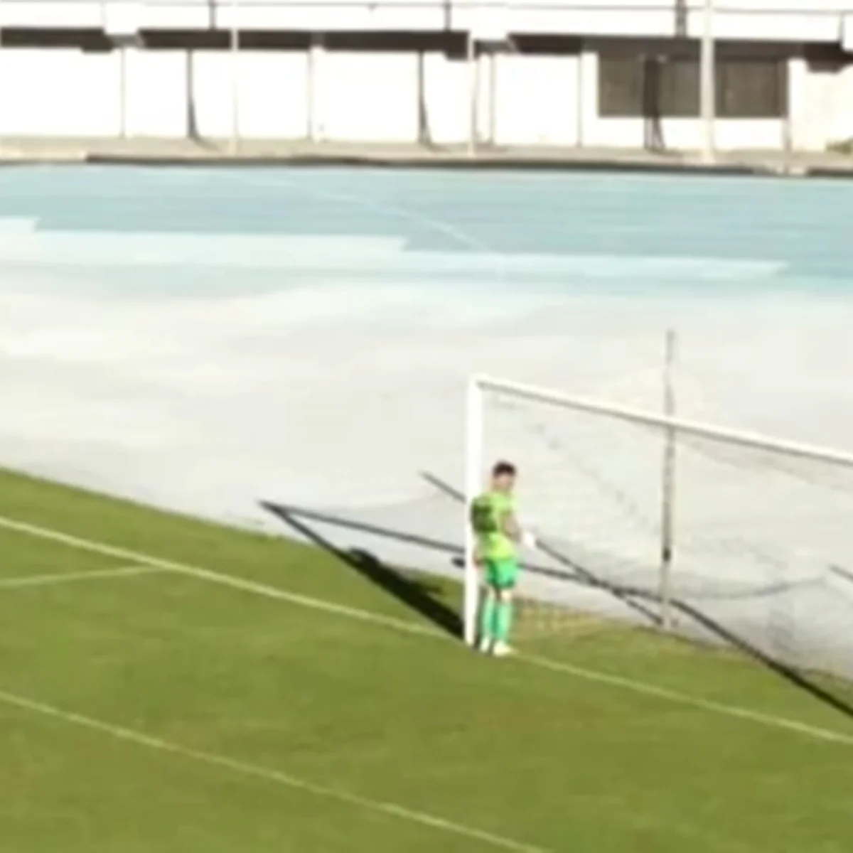 Em protesto contra a arbitragem, goleiro se recusa a defender pênalti