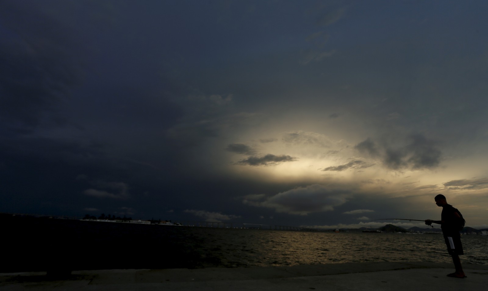 Nuvens de chuva no céu da cidade. Local: Centro - Praça Maua - Museu do Amanhã — Foto: Marcelo Theobald/ Agência o Globo