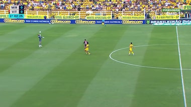 Muralha comete falhas bizarras e cede dois gols em 10 minutos em Mirassol x Vitória; veja vídeos