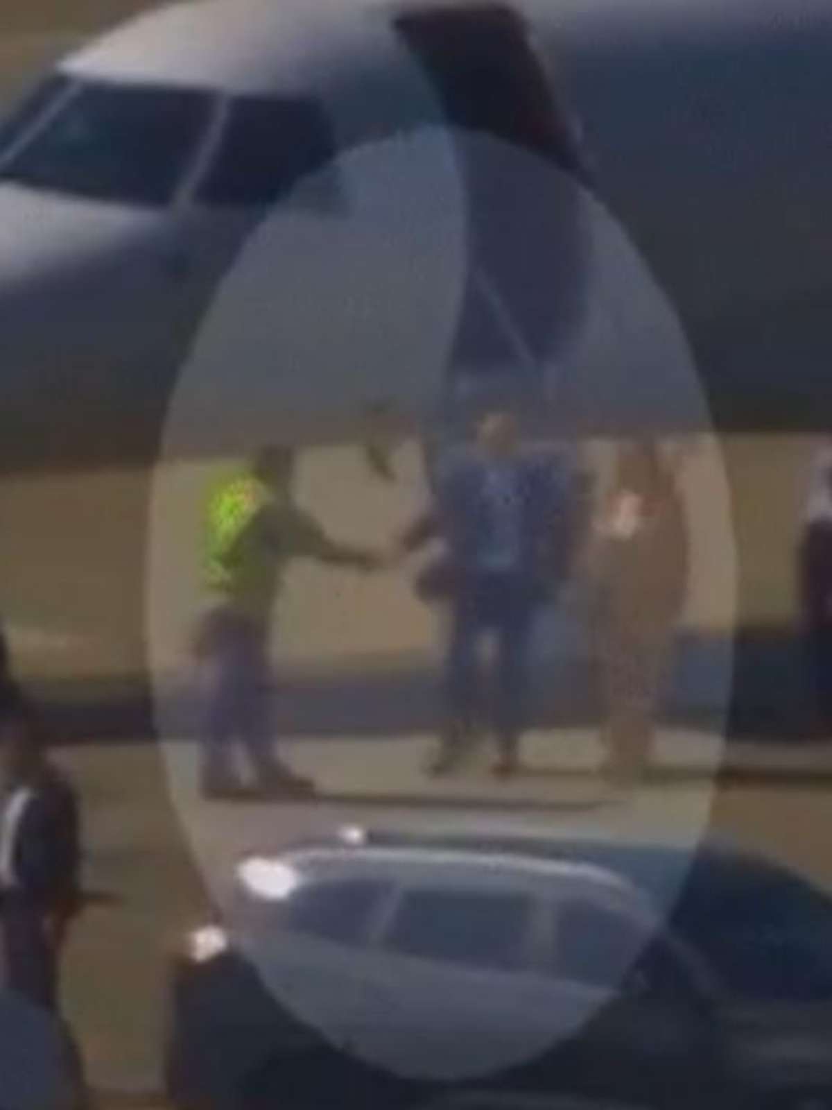 Vídeo mostra Moraes e esposa desembarcando de jatinho de Vorcaro; veja