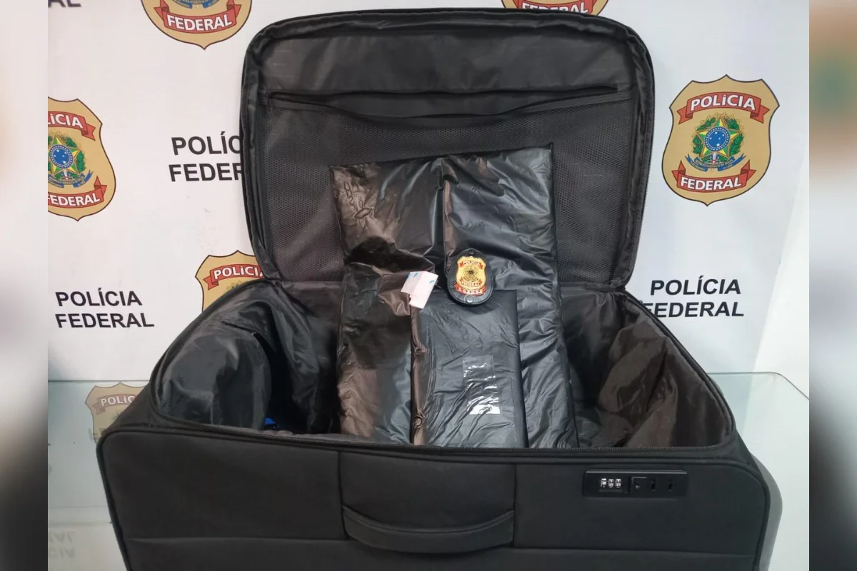 Passageiro é preso com mala recheada de cocaína antes de voo para Paris