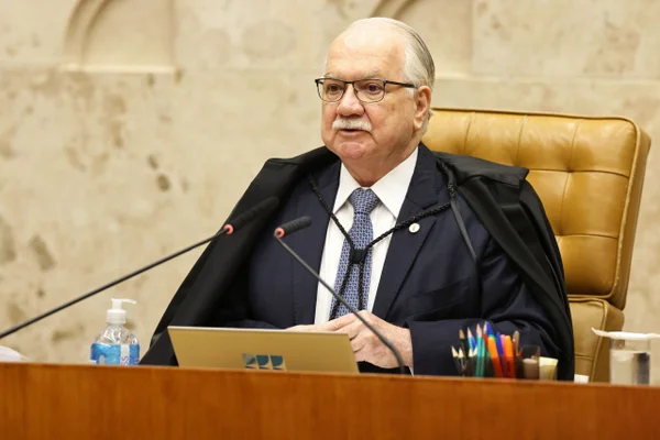 Em sessão caótica, STF não resolve crise e joga solução para futuro incerto