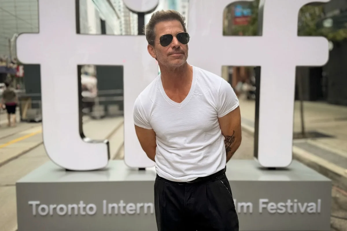 Tachado de fascista, Zack Snyder diz ter feito "o filme mais gay de todos"